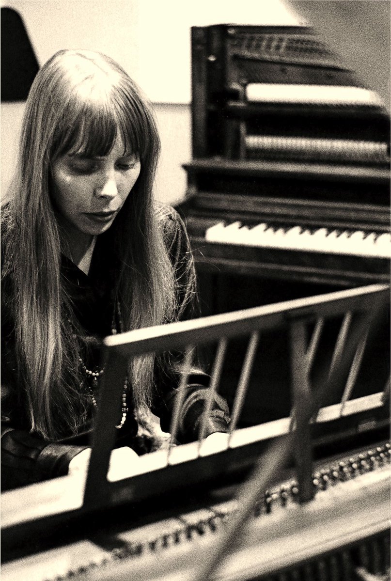 Joni Mitchell tweet media