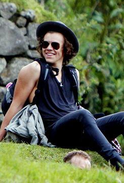 WhyLarryIsReal tweet media