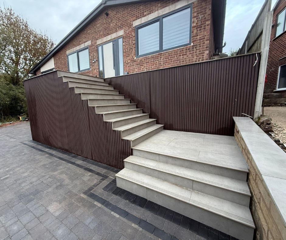 PSD_UK_LTD's tweet image. Our Composite Cladding really is a sleek, modern solution to any space you are looking to rennovate 🌟

Available in 5 colours with L-shaped trim options ✅ 

Contact us
☎️ 01909 768 760 
📧 sales@pavingstones.co.uk 

#composite #cladding #landscaping #wall #slatted #uk