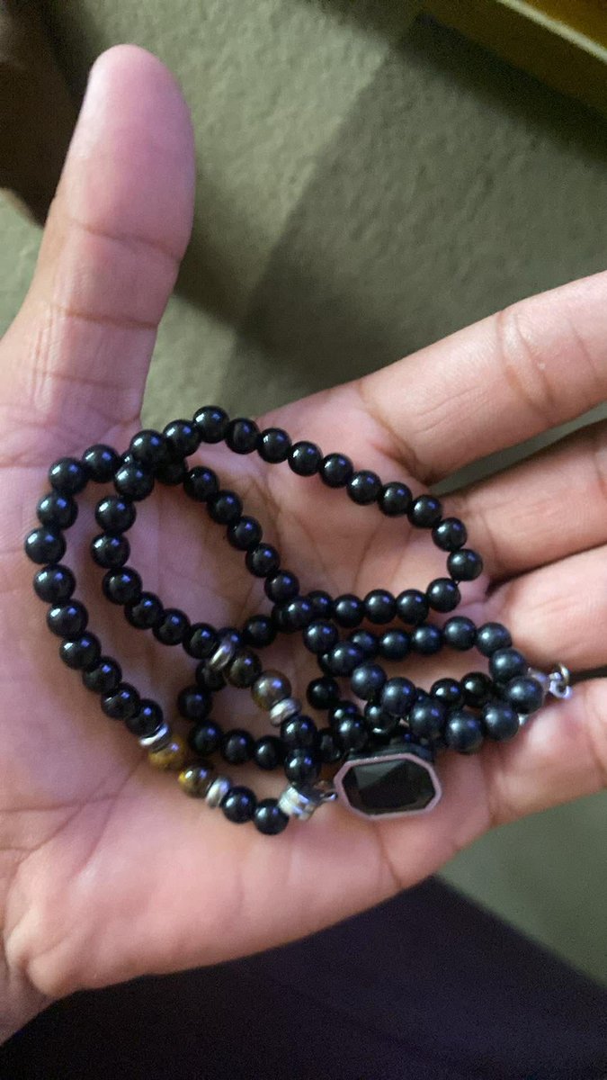 guys atin atin lang to pero omg omg omggg like WTFFFF

yung necklace ni gio namana ng anak ko!! nareceived na nya kahapon legit to promise 😭😭😭😭