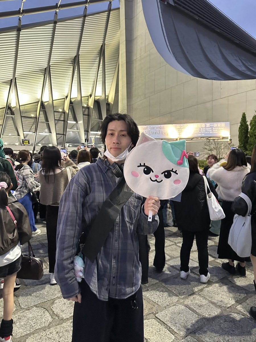 beroooon424's tweet photo. NiziUのライブ今回も行かせてもらいました！！変わらず最高でしたね。Dear…良すぎました！ほんでA賞当たってリマちゃんからサイン頂いて、ちょっと喋らせてもらって！たまらんかったす！！！
#NiziU
#NEW_EvoNUtion https://t.co/zHUkJf2GF8