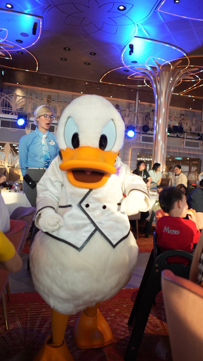 ドナルド遊びに来てくれた🥰
帽子ないとなんか物足りなさが…😅

#Disney_cruise_line #Disney_adventure