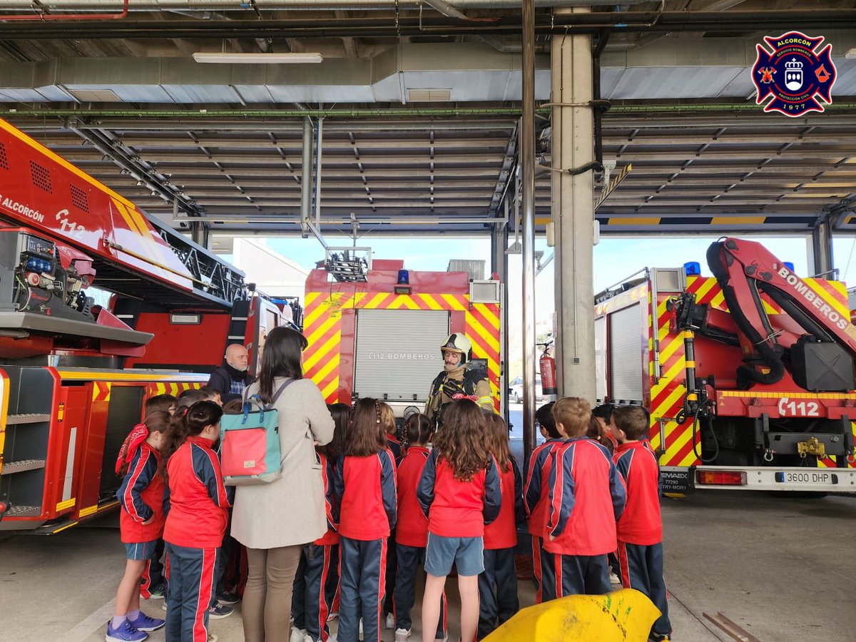 alcorconbombero's tweet photo. Nueva jornada con los alumnos de 2º de Primaria del Colegio Amanecer, #Alcorcón 

Enseñamos prevención y actuación ante incendios y acercamos nuestra profesión desde dentro.

Formar hoy es proteger mañana. 🔥 https://t.co/jHce7upUD8