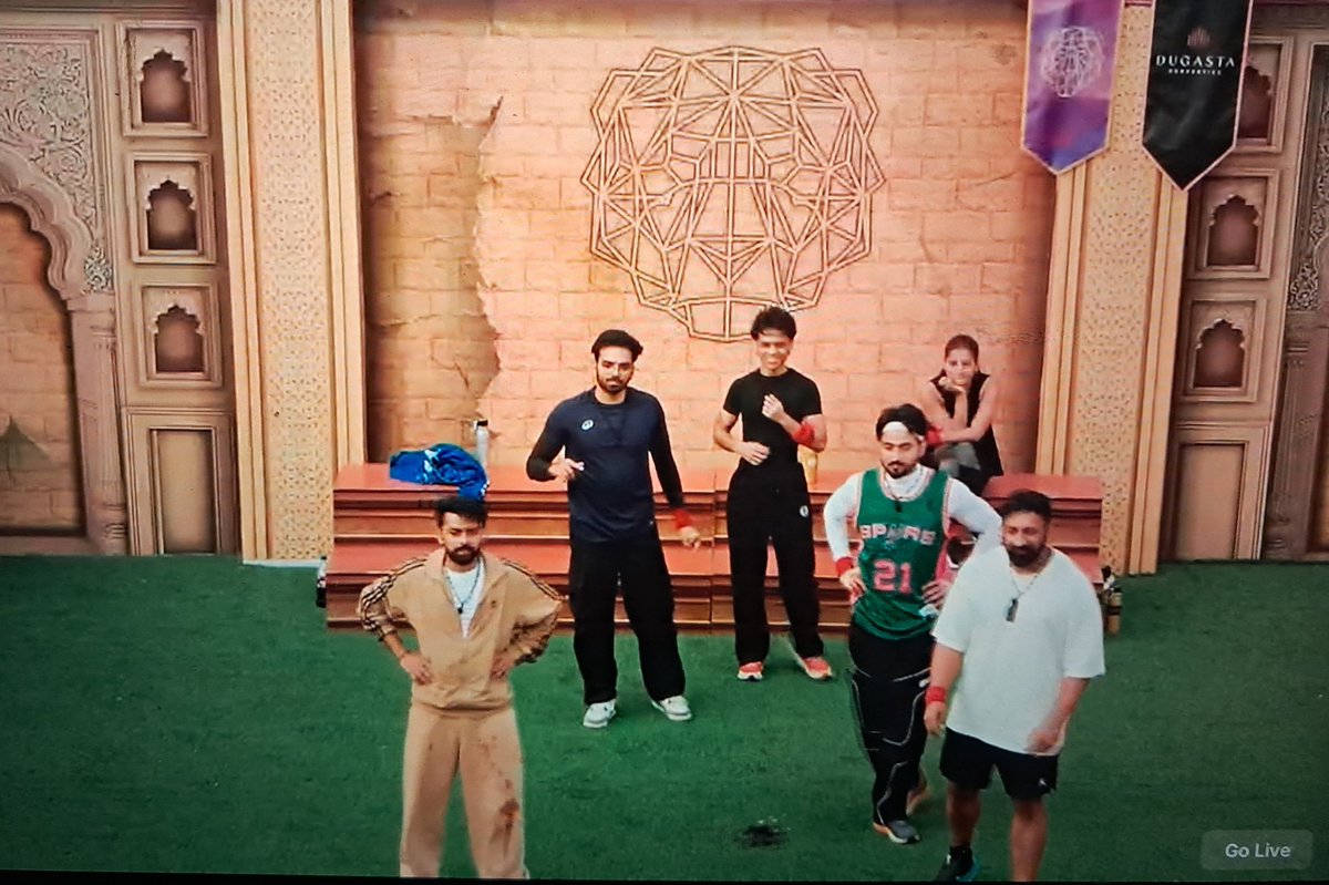 TheGossipQueeen's tweet photo. Cat fight 🐈 😻....Live 

Game nahi ye aarushi pura personal khunnash Nikal rahi hai.. 

#The50 #The50show https://t.co/k5CCZxHfaz