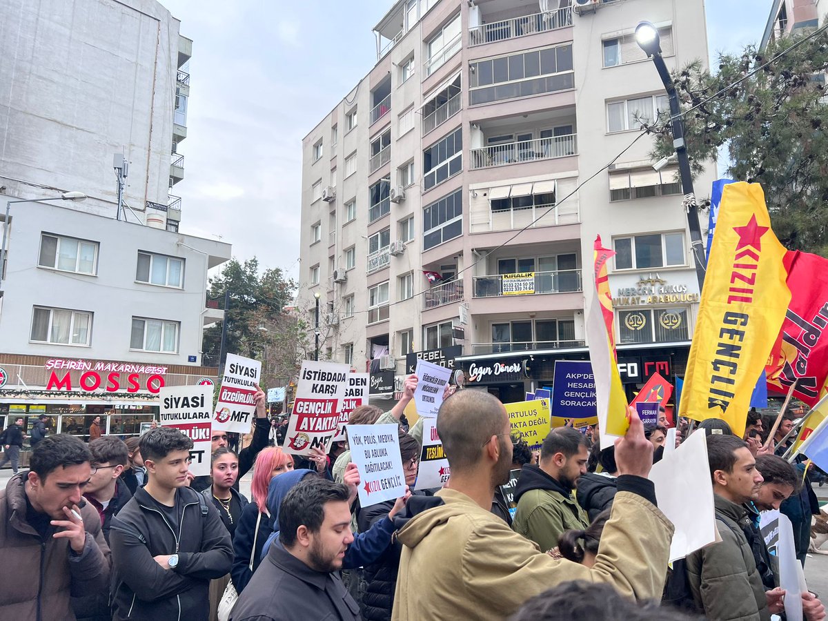 19 Mart'ın birinci yıldönümünde tekrardan gençliğin iradesini hatırlatmak için Küçükpark'ta toplandık, yürüyüş ve basın açıklamamızı gerçekleştirdik. Üniversiteler bizimle özgürleşecek!