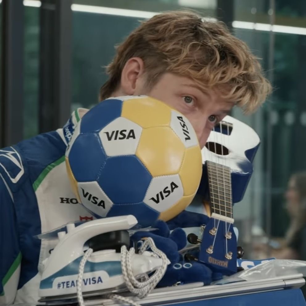 — ยกของพะรุงพะรังแต่ในปากมีขนมอยู่

“ อายัยยะ ยุ่งยี้ยีย้อมยนยีหย๋อ ”
(อะไรนะ พรุ่งนี้มีซ้อมดนตรีหรอ)