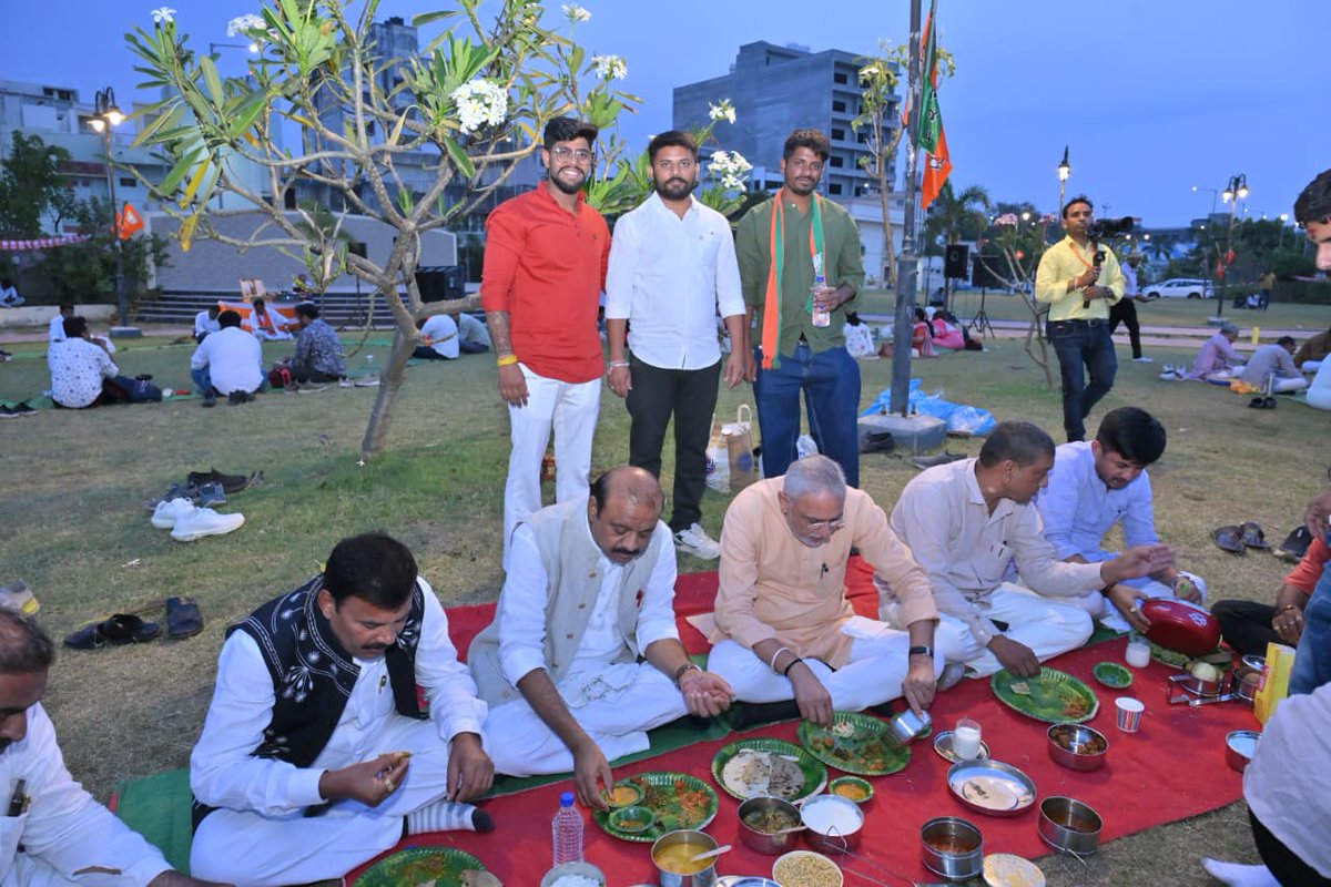 પ્રદેશ અધ્યક્ષ શ્રી <a href="/iJagdishBJP/">Jagdish Vishwakarma</a> એ આજે દાહોદ વિધાનસભાના કાર્યકર્તાઓ સાથે ટિફિન બેઠક યોજી ચર્ચા કરી.