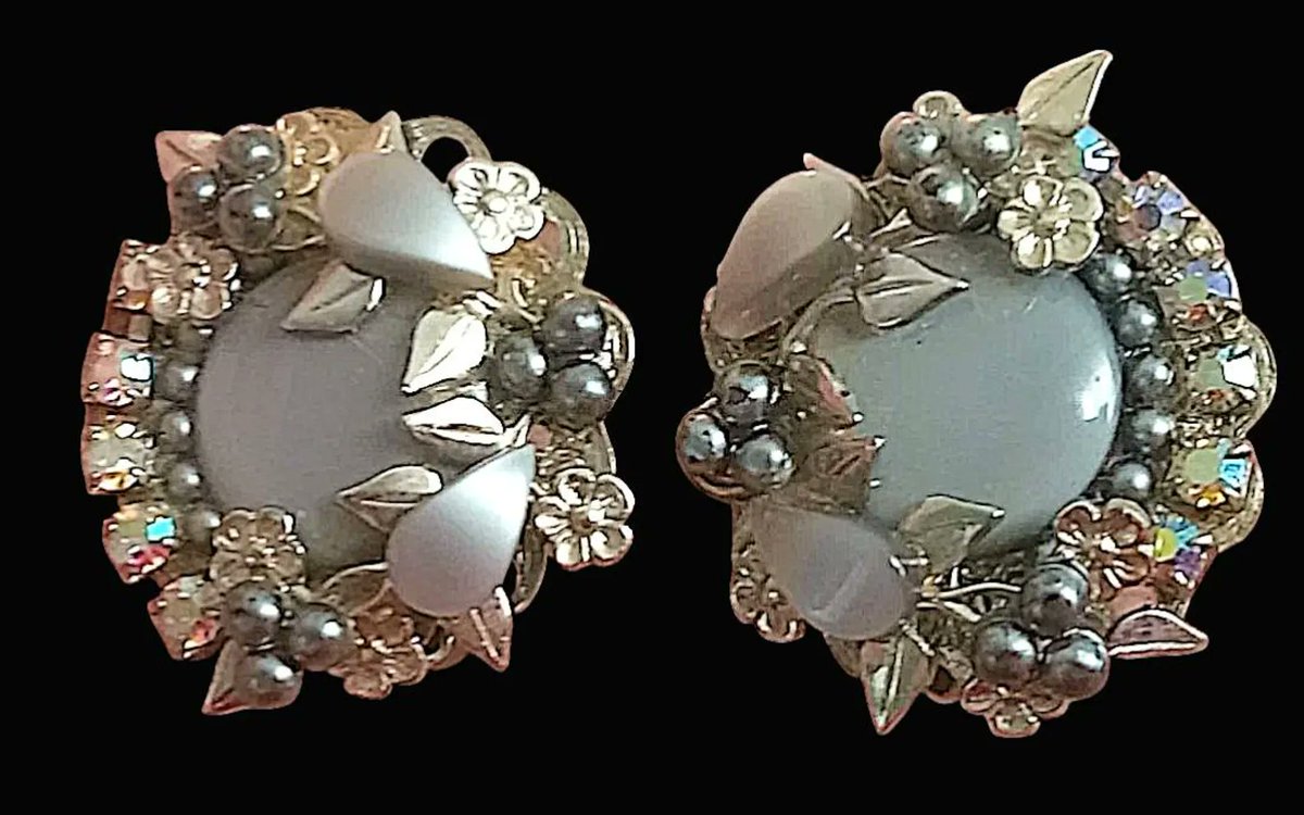 renaissancefai's tweet image. 1960s Moonglow Style Glass/Thermoset Cabochon Earrings, Floral Clip-on, Gray Moonstone, Vintage
etsy.com/listing/447047…?
#vintage #earrings #clipon #thermoset #floral #gray #moonglow #miriamHaskell #midcentury #classic #giftforher #ABrhinestones