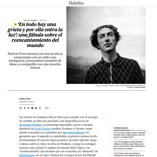 "'En todo hay una grieta y por ella entra la luz' es una novela excepcional, arborescente y con un final de trascendencia esperanzada que no creo que vaya a olvidar jamás." Nadal Suau escribe en Babelia sobre #UnaGrieta: shorturl.at/cXiSm.