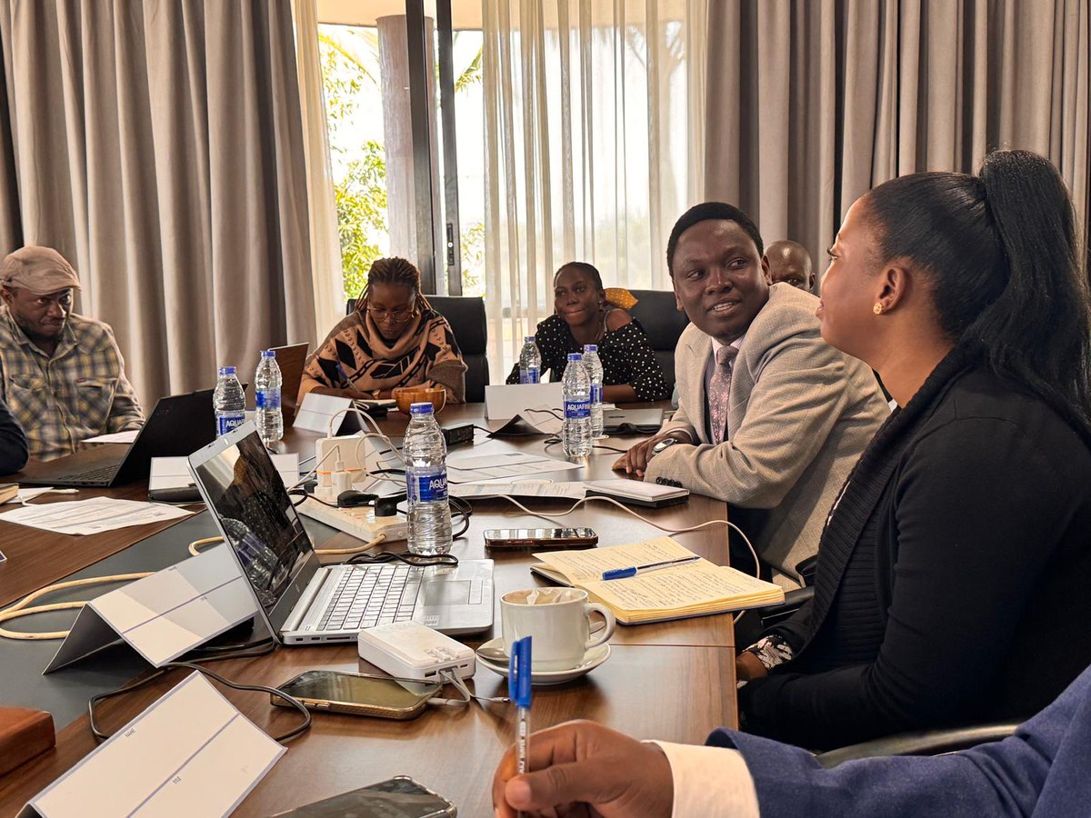 Lung_Institute's tweet photo. The @MinofHealthUG & @MEMD_Uganda officials were introduced to the TeachBox 625 digital platform under the @CLEANAirAfrica program on prevention of Household Air Pollution. This was during the Training of Trainers who will support the training of CHWs.
TeachBox 625 will be used to train CHWs in Jinja district.

The training will equip teams and Community Health Extension Workers to become ambassadors educating communities on prevention of household air pollution, clean cooking solutions, and prevention of respiratory diseases to improve lung health across Africa.
#LungInstituteUG @ProfDanPope @rnantanda @ikimuli2020 @brucekirenga
