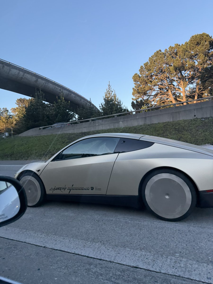 The Tesla Newswire tweet media