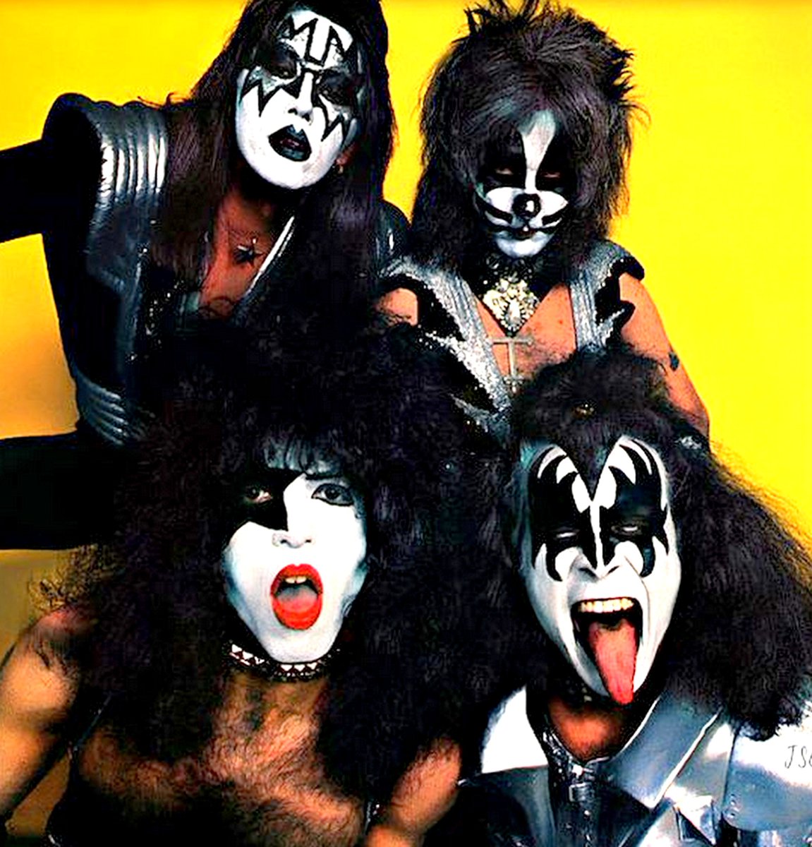 𝐊𝐈𝐒𝐒𝐨𝐩𝐨𝐥𝐢𝐬 tweet media