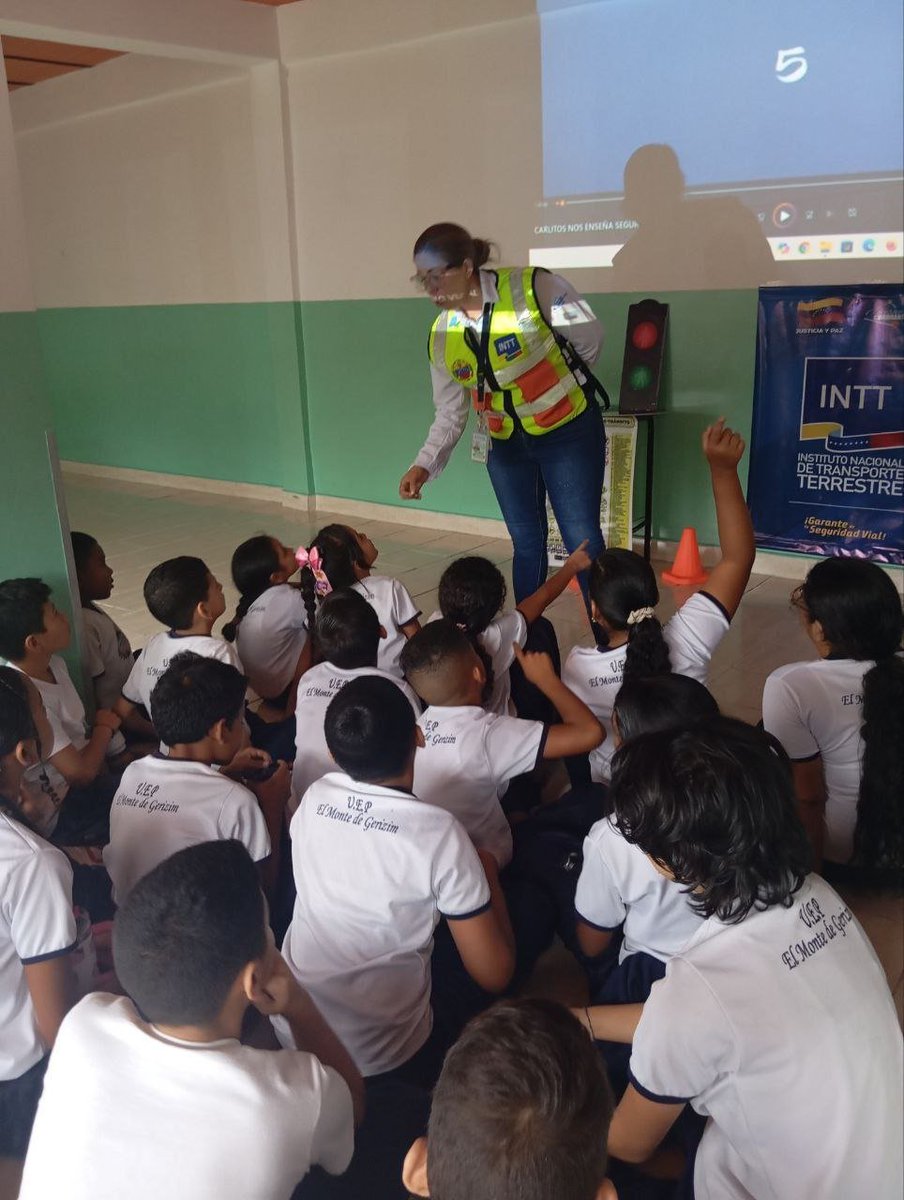 InttContigo's tweet photo. Como parte del programa de formación ciudadana, el equipo de educación vial del INTT dictó charlas preventivas a estudiantes de la U.E.P. Monte de Gerizim, enfocadas en el respeto a las señales de tránsito y la prevención de accidentes. https://t.co/vSQuUh9T0X