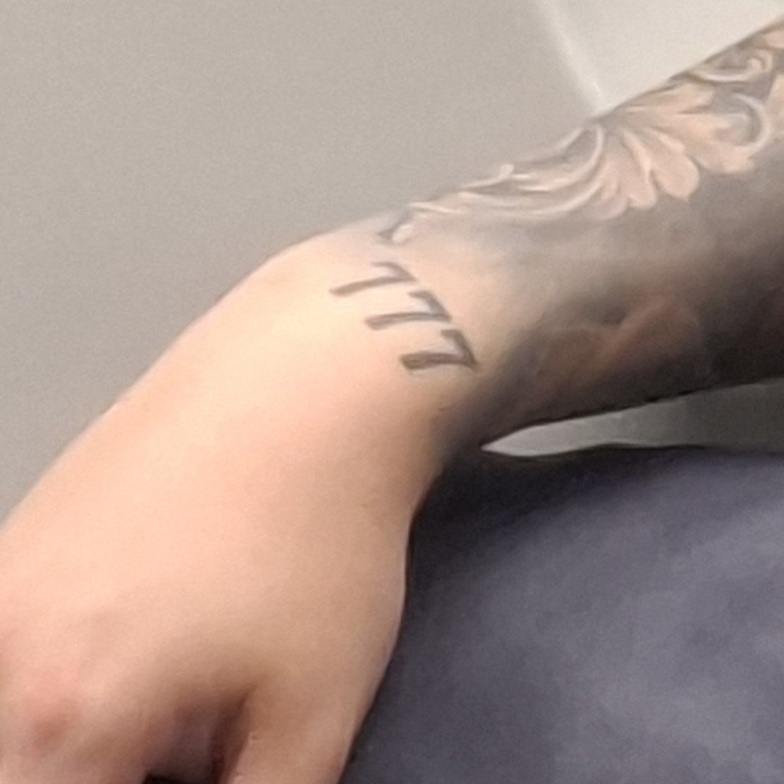 e os sinais não param...vi ontem a noite no trem

BE:LIFT, stop limiting ENHYPEN’s success while profiting from their work. #ENHYPEN_FOREVER_7
#FairTreatment_For_NIKI
#Heeseung_Belongs_With_ENHYPEN
#BOYCOTT_HYBE_BELIFTLAB