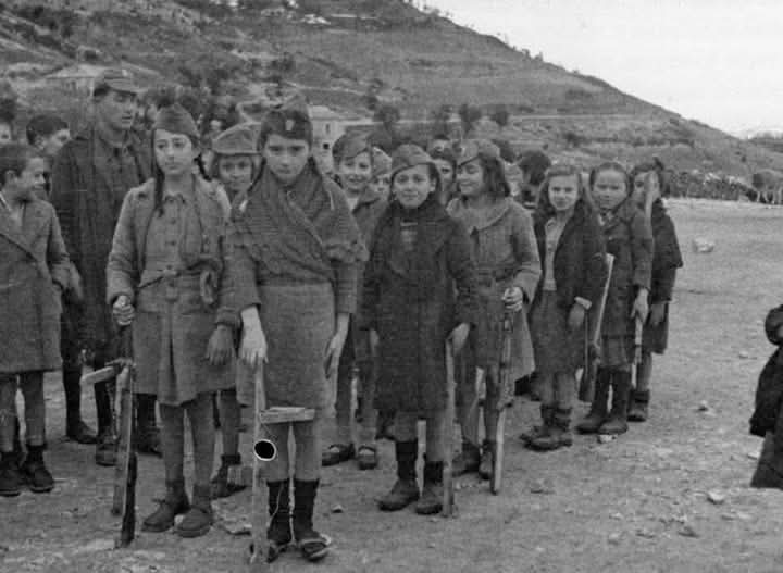 Ελληνες Κομμουνιστές...
Οι άνθρωποι είναι ψυχικά ασταθείΤο ΚΚΕ που βαρύνεται το 1946-1949 με το γεγονός που είχε επιστρατεύσει τις “Σλαβομακεδόνισσες”, να πολεμήσουν για να δοθεί η Μακεδονία μας στους Σλάβους , συν το γεγονός του παιδομαζώματος και κοριτισών για τον ίδιο σκοπό...