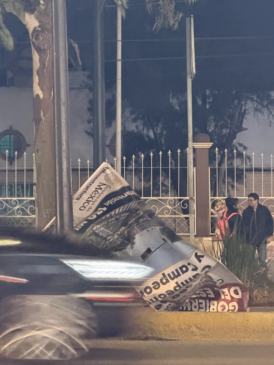 #DenunciaCiudadana: 

Nos mandaron  estas fotos donde la gente lejos de leer lo que dicen las lonas, solo notan la cantidad de agua que desperdició <a href="/Gob_Puebla/">Gobierno de Puebla</a> al mandar hacarlos y ahora generando basura. 

ECOcidas #noalcablebús y encima incívicos <a href="/Claudiashein/">Claudia Sheinbaum Pardo</a> #LCDLF6