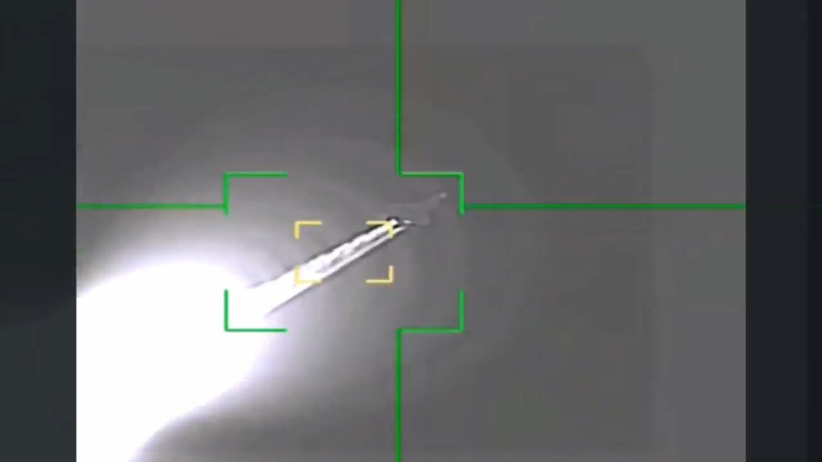 visionergeo's tweet image. 🇮🇷🇺🇲 Iran releases footage of a surface-to-air missile strike on an American F-35 – I can't confirm if the footage is real, but in the slow-motion shots, it appears there was no direct hit; the missile exploded near the tail of the fighter, and presumably for this reason, the