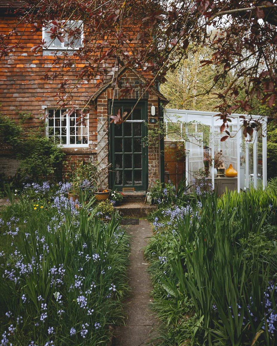 English Cottages tweet media