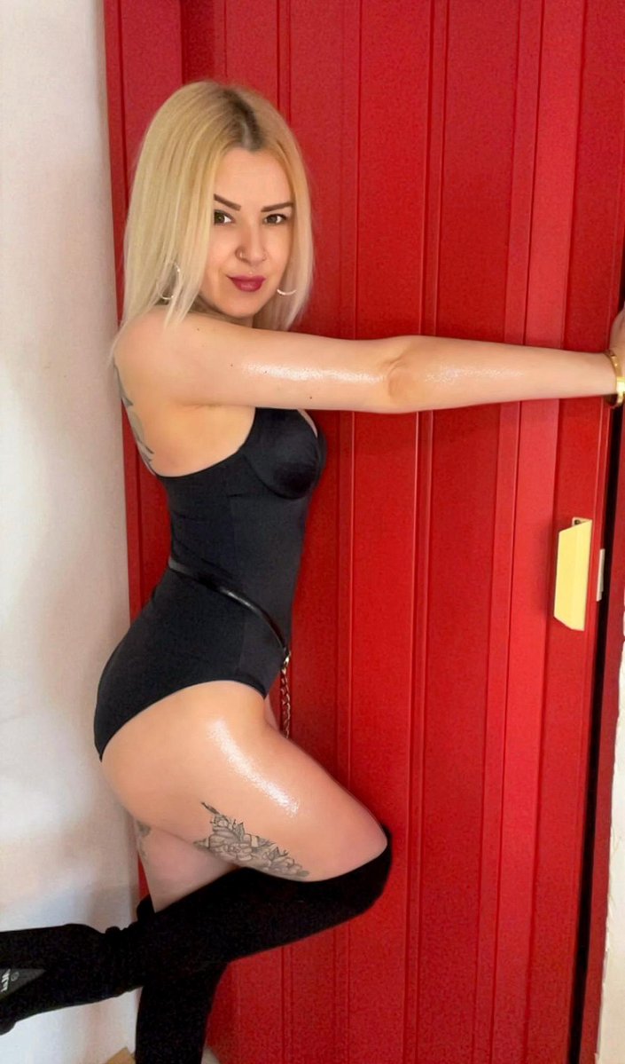 Miss Lora Luxe tweet media