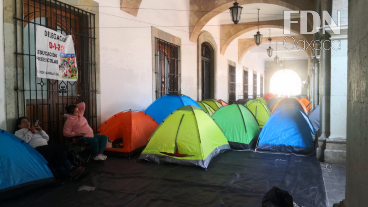 Este jueves, es el segundo día del paro de 72 horas en #Oaxaca por parte de la Sección 22, así como de su plantón instalado en el Palacio de Gobierno. Hoy bloquean accesos al SAT, en el centro histórico, y complejos gubernamentales de Ciudad Administrativa y Ciudad Judicial.