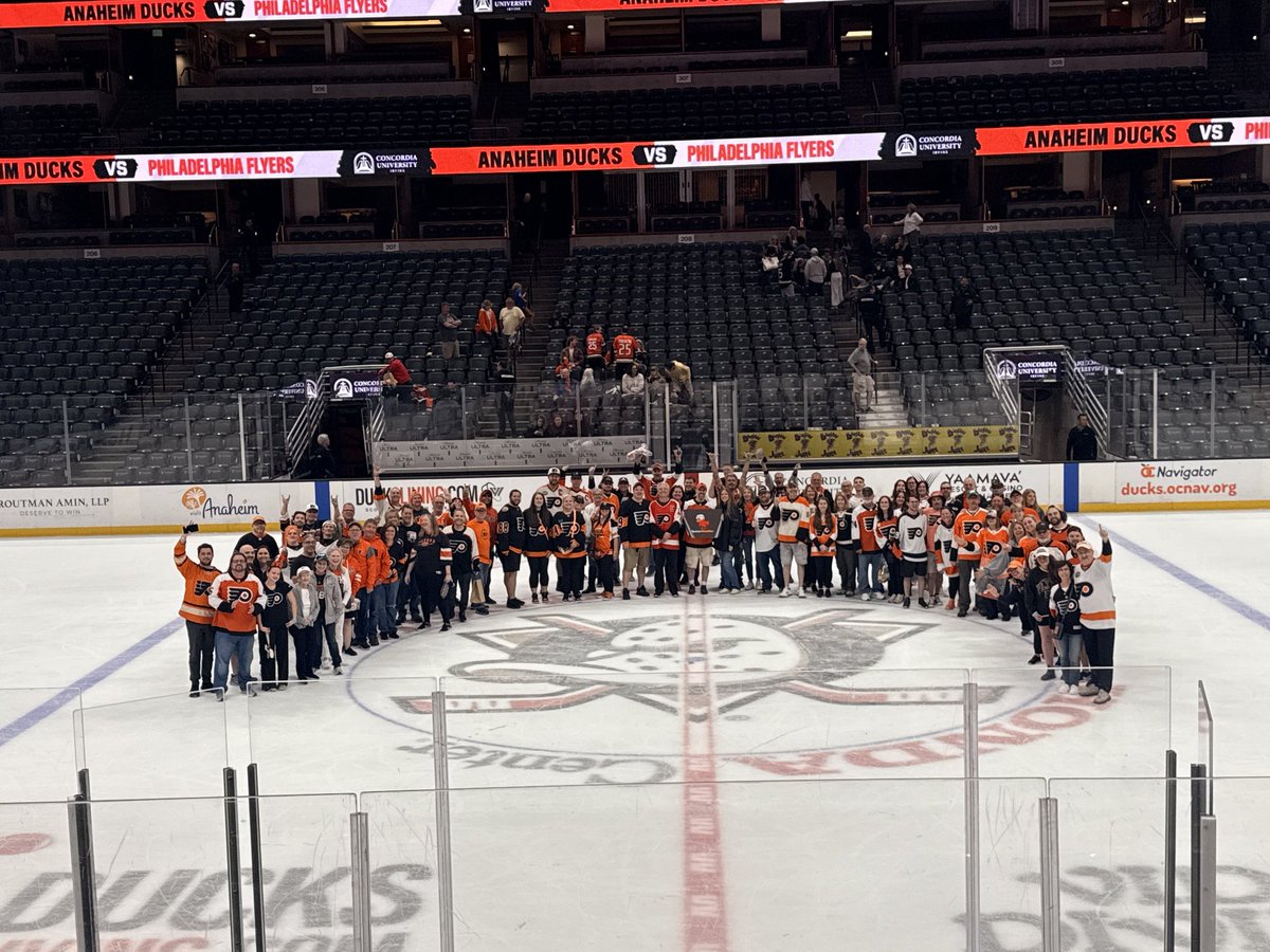 PhansofPhilly's tweet photo. Perfect start to our trip!! See you in LA tonight!! 

Let's Go @NHLFlyers https://t.co/uwBsecnucL