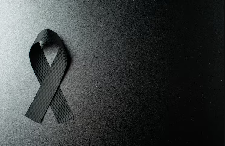 El adiós a un desconocido
Hoy se murió un tuitero.
No sé su nombre. Nunca vi su cara. Solo conocí esa pequeña imagen de perfil y las palabras que elegía para existir en este rincón extraño del mundo. Sin embargo, cuando un amigo tomó su cuenta prestada para avisarnos, algo se