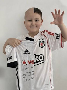 Pointertr's tweet photo. 🎈Hayatın en büyük maçını kazandı.  

Tüpraş Stadyumu’nda balonlar lösemiyi yenen Ömer Kağan için yükseldi. 🤍 (Serkan Morova) https://t.co/xZkLpw6eCL