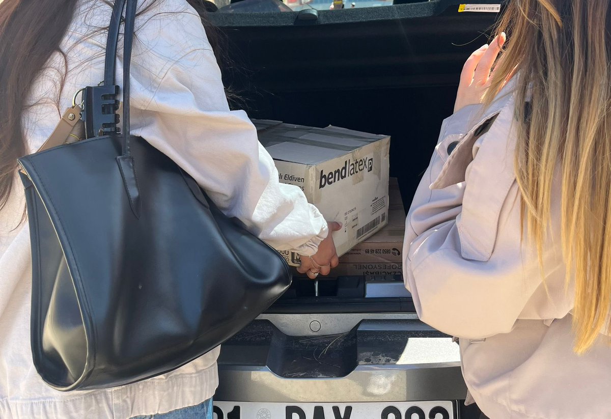 Paylaştıkça çoğaldı, çoğaldıkça paylaştılar.
Hala Sultan Yurt Müdürlüğü olarak öğrencilerimizin ramazan kolisi için verdikleri malzemeleri ihtiyaç sahibi ailelerimize ,gönüllü öğrencilerimizinde katılımıyla teslim edilmiştir.