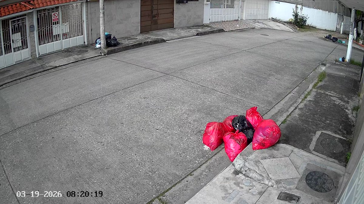 Gallisgallis's tweet photo. @urvaseo informó recolección de 06h00 a 20h00, pero no cumple en la zona. La basura se acumula y quienes la hurgan la dejan regada, generando insalubridad y ratas. Pagamos impuestos y exigimos un servicio eficiente. Atención @alcaldiagye https://t.co/GykuDNmP5v