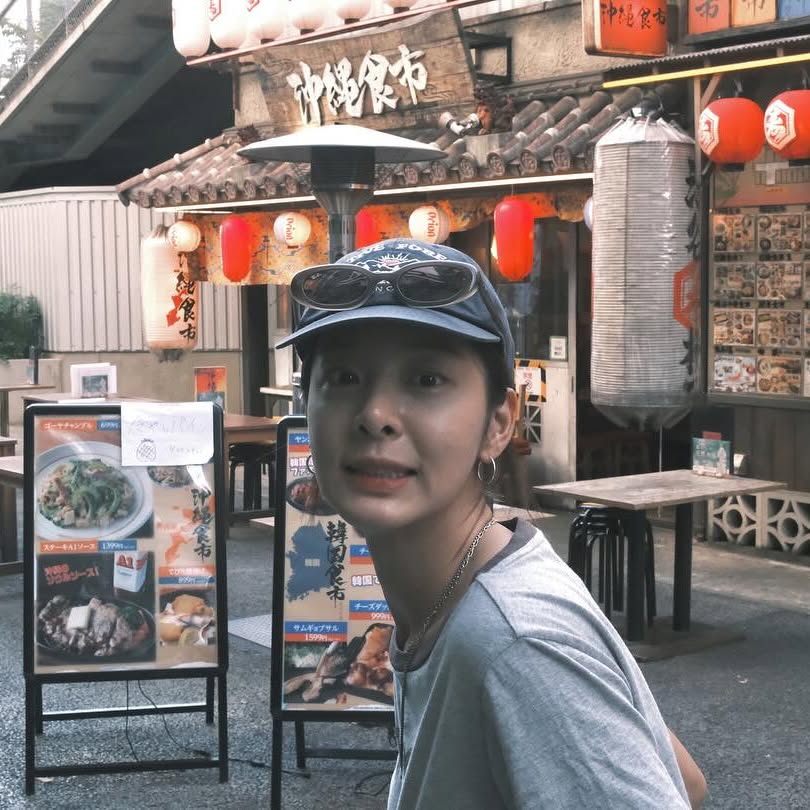 A slow evening, soft air, and quiet thoughts
maybe this is what it means to be alive.