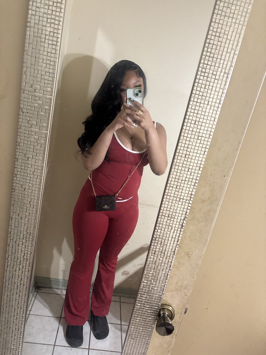 aysianaee's tweet photo. thick chick w a side part https://t.co/ftWZDuaCII