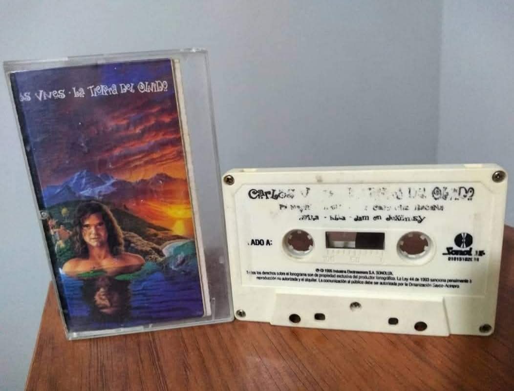 Un #Tbt musical con La Tierra del Olvido de <a href="/carlosvives/">Carlos Vives</a> en versión cassette.