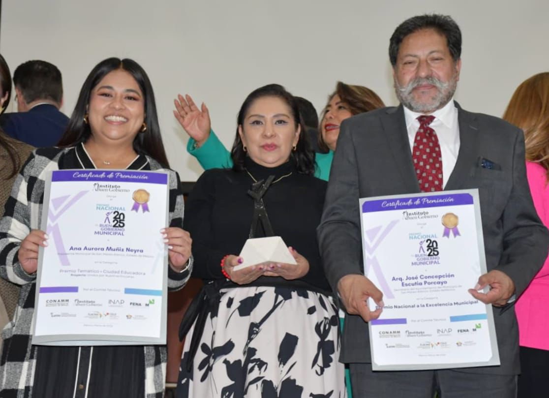 Anaamunizneyra's tweet photo. Con enorme gusto les comparto que, por tercer año consecutivo, fuimos reconocidos con el Premio Nacional al Buen Gobierno Municipal, que otorgan la @CONAMM_Mx, el @inap_mx, la @AALMAC_Mx, la @FENAMM y la @FLACMA_.

Gracias al programa #UnidosPorNuestrasEscuelas, por la inversión en materia de infraestructura educativa y por las acciones que las y los enlaces municipales realizan en cada escuela, este año recibimos este distintivo en la categoría Ciudad Educadora.

Desde el @SanMateoAGob seguiremos trabajando todos los días para fortalecer la educación y generar mejores oportunidades para nuestras niñas, niños y jóvenes atenquenses.

Felicito a nuestro querido Secretario del Ayuntamiento, J. Concepción Escutia, quien también fue galardonado en este evento con el Premio Nacional a la Excelencia Municipal, en reconocimiento a su trayectoria y amplia participación en el ámbito local. ¡Enhorabuena, Arqui!

¡#UnidosSí, #UnidosSiempre!