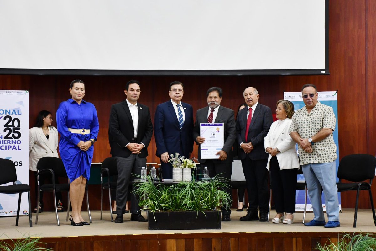 Anaamunizneyra's tweet photo. Con enorme gusto les comparto que, por tercer año consecutivo, fuimos reconocidos con el Premio Nacional al Buen Gobierno Municipal, que otorgan la @CONAMM_Mx, el @inap_mx, la @AALMAC_Mx, la @FENAMM y la @FLACMA_.

Gracias al programa #UnidosPorNuestrasEscuelas, por la inversión en materia de infraestructura educativa y por las acciones que las y los enlaces municipales realizan en cada escuela, este año recibimos este distintivo en la categoría Ciudad Educadora.

Desde el @SanMateoAGob seguiremos trabajando todos los días para fortalecer la educación y generar mejores oportunidades para nuestras niñas, niños y jóvenes atenquenses.

Felicito a nuestro querido Secretario del Ayuntamiento, J. Concepción Escutia, quien también fue galardonado en este evento con el Premio Nacional a la Excelencia Municipal, en reconocimiento a su trayectoria y amplia participación en el ámbito local. ¡Enhorabuena, Arqui!

¡#UnidosSí, #UnidosSiempre!