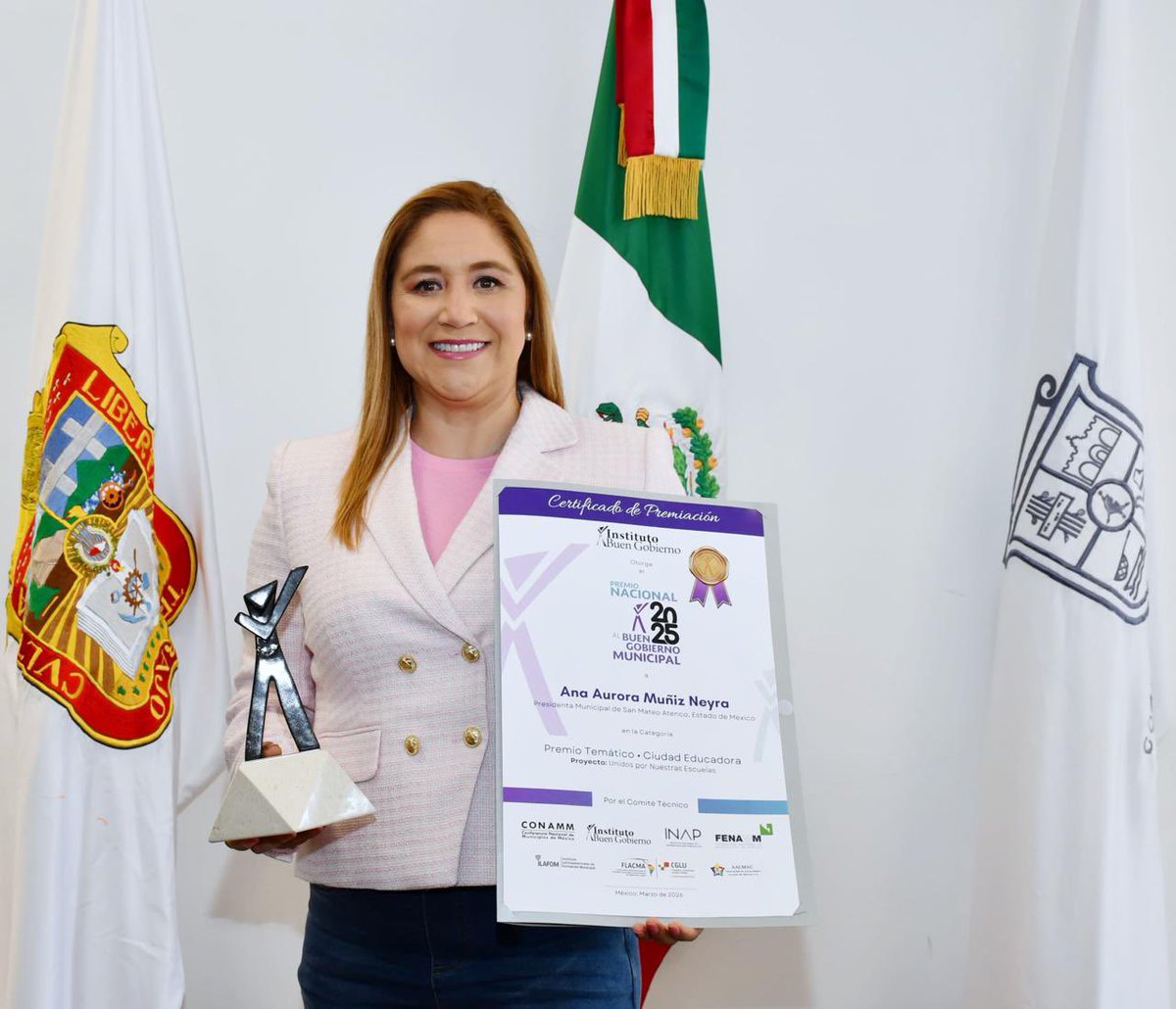 Anaamunizneyra's tweet photo. Con enorme gusto les comparto que, por tercer año consecutivo, fuimos reconocidos con el Premio Nacional al Buen Gobierno Municipal, que otorgan la @CONAMM_Mx, el @inap_mx, la @AALMAC_Mx, la @FENAMM y la @FLACMA_.

Gracias al programa #UnidosPorNuestrasEscuelas, por la inversión en materia de infraestructura educativa y por las acciones que las y los enlaces municipales realizan en cada escuela, este año recibimos este distintivo en la categoría Ciudad Educadora.

Desde el @SanMateoAGob seguiremos trabajando todos los días para fortalecer la educación y generar mejores oportunidades para nuestras niñas, niños y jóvenes atenquenses.

Felicito a nuestro querido Secretario del Ayuntamiento, J. Concepción Escutia, quien también fue galardonado en este evento con el Premio Nacional a la Excelencia Municipal, en reconocimiento a su trayectoria y amplia participación en el ámbito local. ¡Enhorabuena, Arqui!

¡#UnidosSí, #UnidosSiempre!