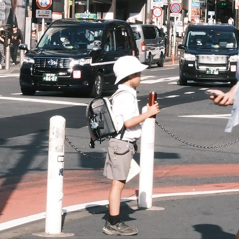 Warm light, cozy nooks and silly selfies through glass panes.
Small sips of sunshine in a spot straight outta a 70s postcard.
Waiting for the world to roll by on streets with old-school charm.