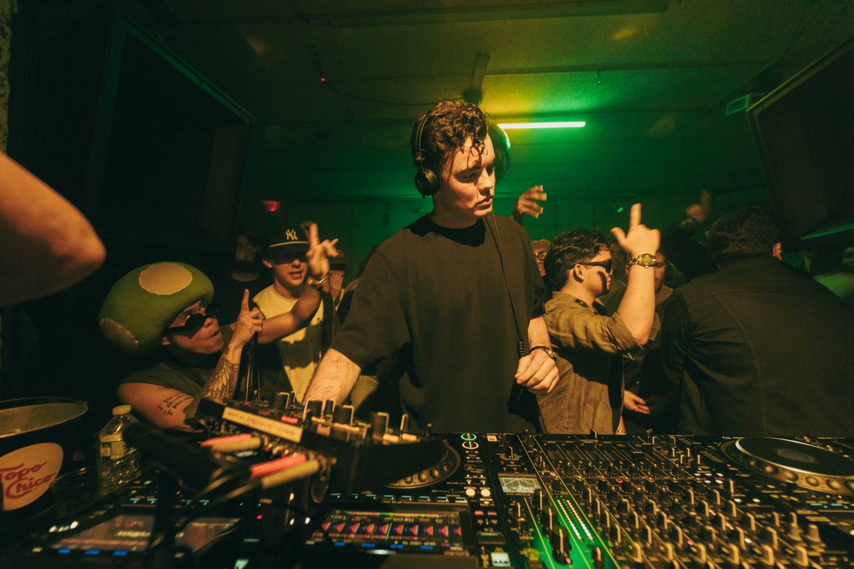 raveTOAD tweet media