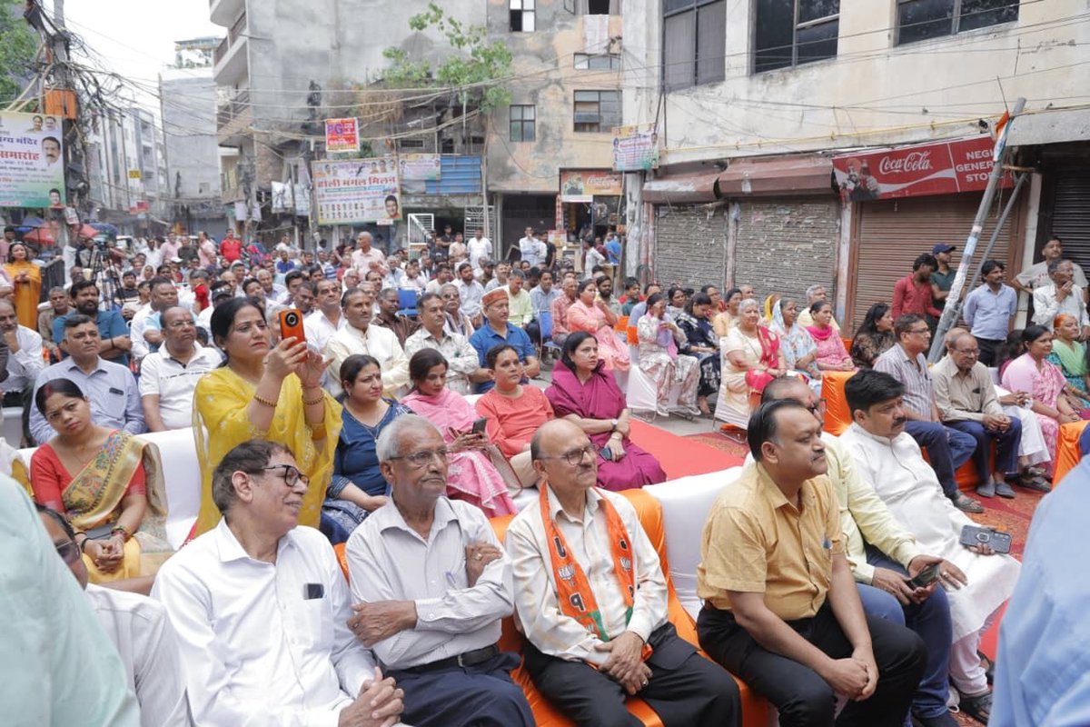 hdmalhotra's tweet photo. “आरोग्य परमं धनम्”

शकरपुर में आयुष्मान आरोग्य मंदिर के शिलान्यास समारोह में सम्मिलित हुआ। यह पहल क्षेत्र के नागरिकों को सुलभ एवं सशक्त स्वास्थ्य सेवाएँ प्रदान करने की दिशा में एक महत्वपूर्ण कदम है।

इस अवसर पर दिल्ली नगर निगम के महापौर श्री @RajaiqbalSingh3 जी, विधायक श्री @abhayvermabjp जी, जिला अध्यक्ष श्री @DeepakGabaBJP जी एवं ज़ोन चेयरमैन श्री राम किशोर शर्मा जी की उपस्थिति रही।

@PMOIndia @BJP4Delhi @BJP4India