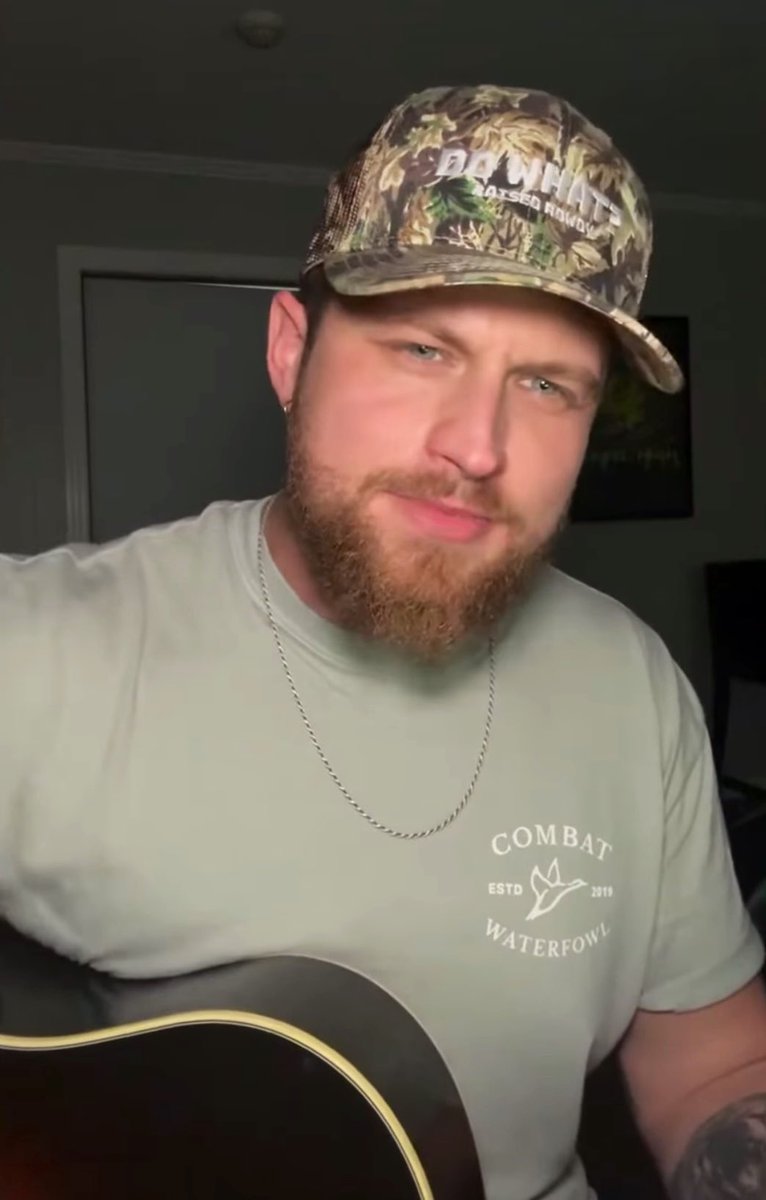 Time for a little sang&amp;twang. Some old guitar. 🎤🪕🎸🤠