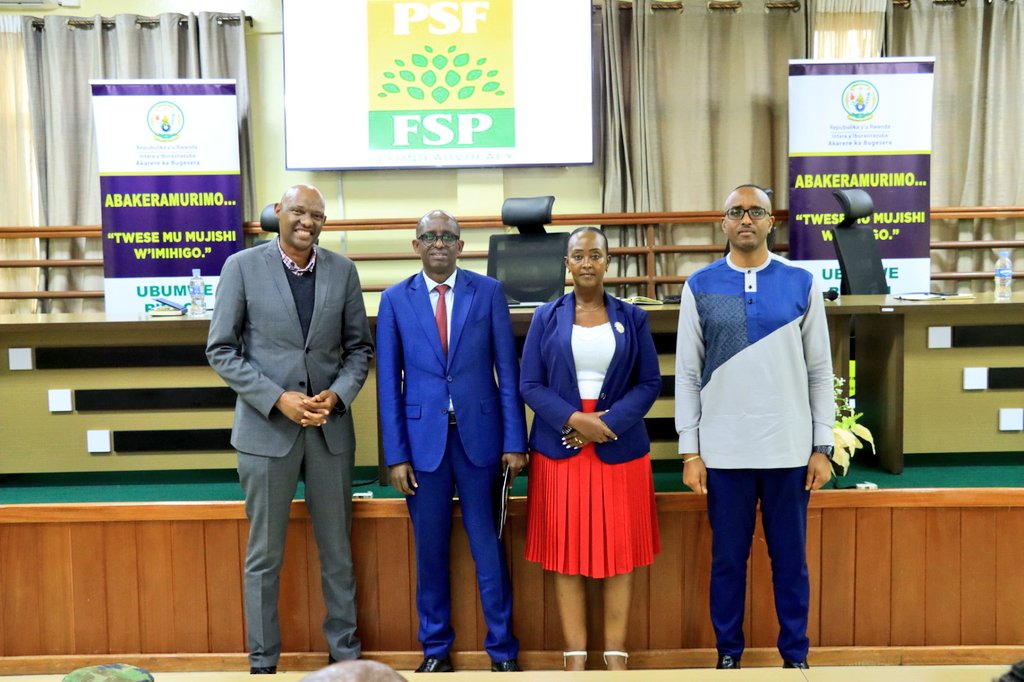 BugeseraDistr's tweet photo. Uyu munsi, ku cyicaro cy'Akarere habereye umuhango w'ihererekanyabubasha hagati y’uwari Perezida wa #PSF muri Bugesera Asiimwe Joan n’uwamusimbuye Dr Munyaburanga Edouard.
Umuhango wayobowe na Perezida w'Inama Njyanama y'Akarere, @FaustinMUNYAZIK. https://t.co/J7ElZBEyEO