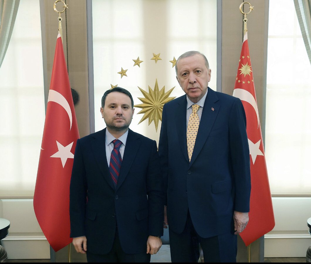 Sol Yumruk tweet media