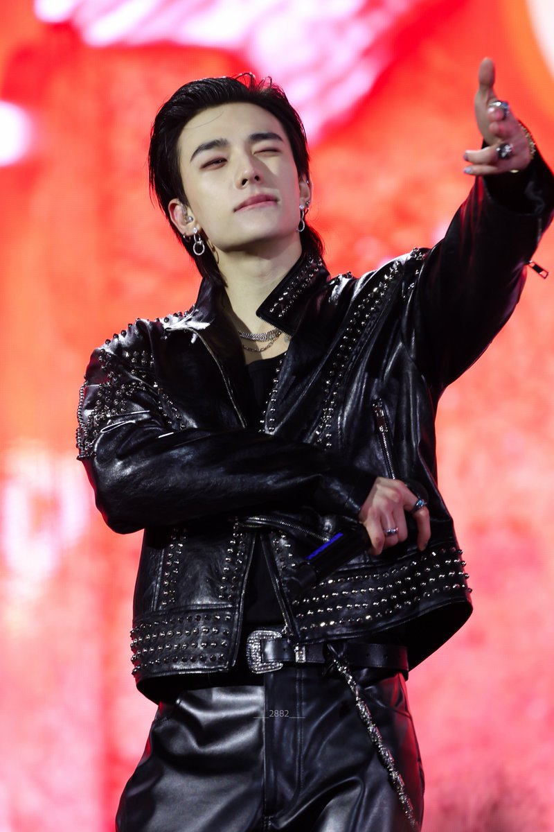 ___2882___ tweet media