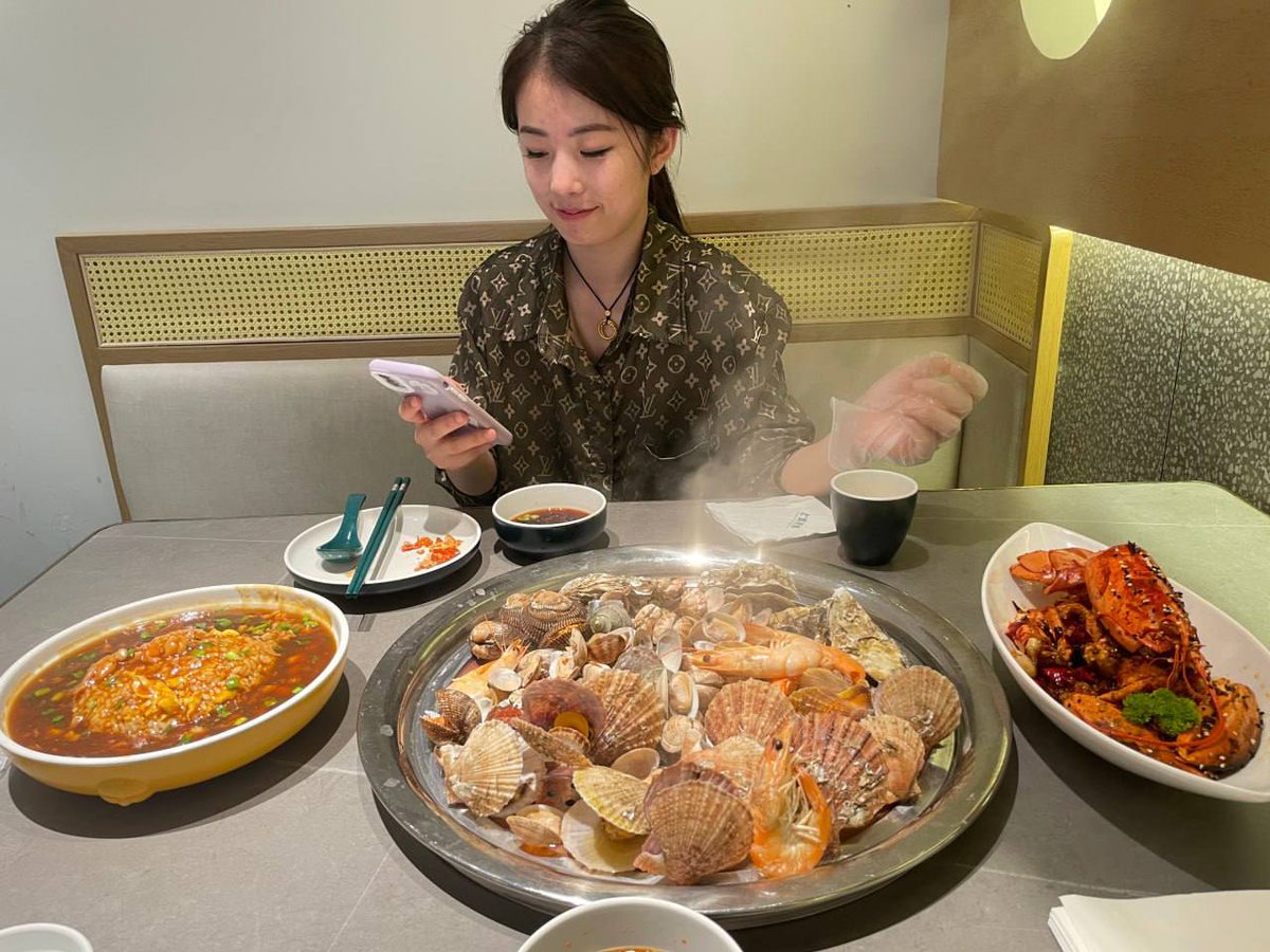 蜕下衣裙 tweet media