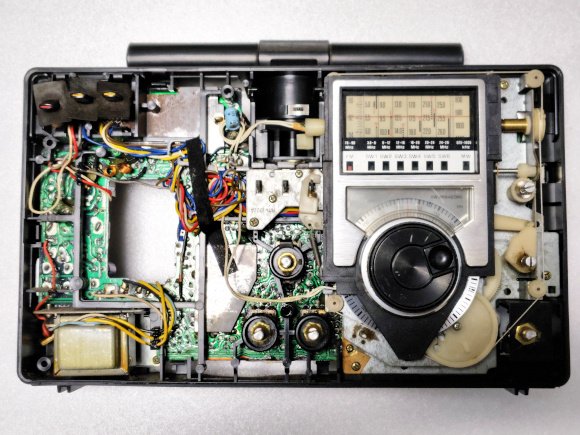 nonchansoft1's tweet photo. 今回はRF-2200の外装と内装の掃除と電源回路の確認を行いました。案の定、経年劣化ということで、電解コンデンサを交換したら電源回路は正常になりました。
https://t.co/uhv50hjgK4 https://t.co/3Jpxakf8Cf