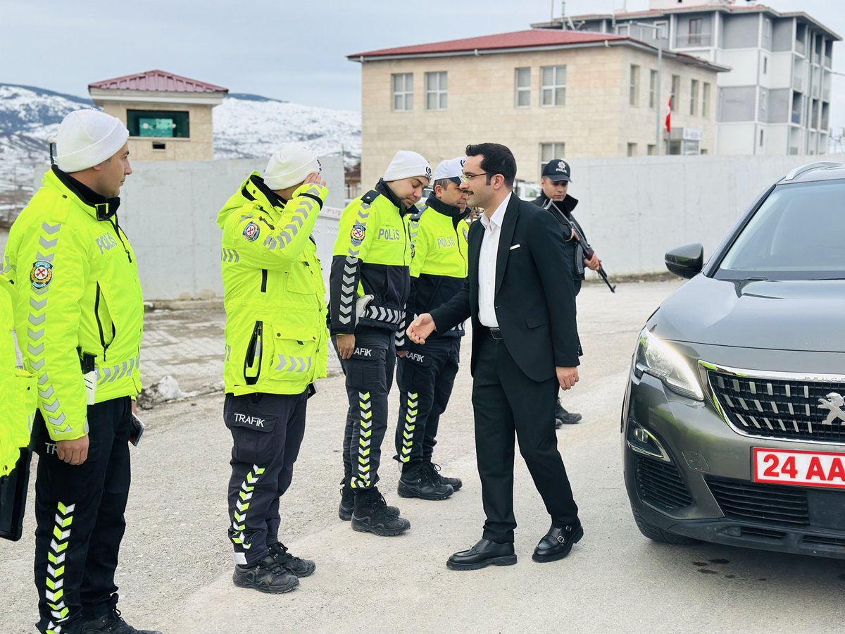 refahiye1's tweet photo. İlçe Kaymakamımız Sayın Halil İbrahim KÖROĞLU, Refahiye Bölge Trafik Denetleme İstasyon Amirliği’nde görevli personel ve yolculuk yapan vatandaşlarımız ile bir araya gelerek bayramlarını tebrik etti. https://t.co/aKc5UpDlZE https://t.co/CuByklxTht