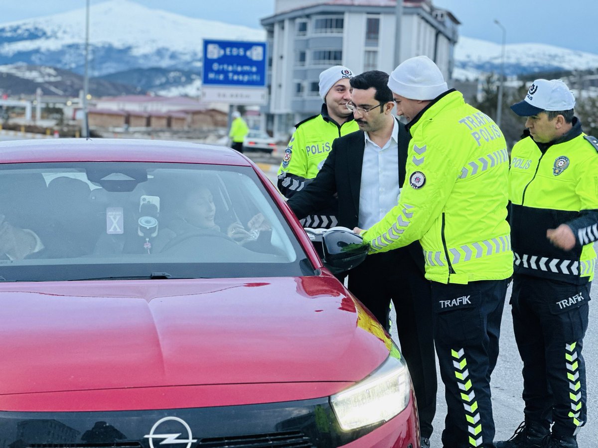 refahiye1's tweet photo. İlçe Kaymakamımız Sayın Halil İbrahim KÖROĞLU, Refahiye Bölge Trafik Denetleme İstasyon Amirliği’nde görevli personel ve yolculuk yapan vatandaşlarımız ile bir araya gelerek bayramlarını tebrik etti. https://t.co/aKc5UpDlZE https://t.co/CuByklxTht