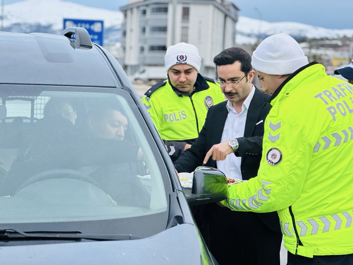 refahiye1's tweet photo. İlçe Kaymakamımız Sayın Halil İbrahim KÖROĞLU, Refahiye Bölge Trafik Denetleme İstasyon Amirliği’nde görevli personel ve yolculuk yapan vatandaşlarımız ile bir araya gelerek bayramlarını tebrik etti. https://t.co/aKc5UpDlZE https://t.co/CuByklxTht