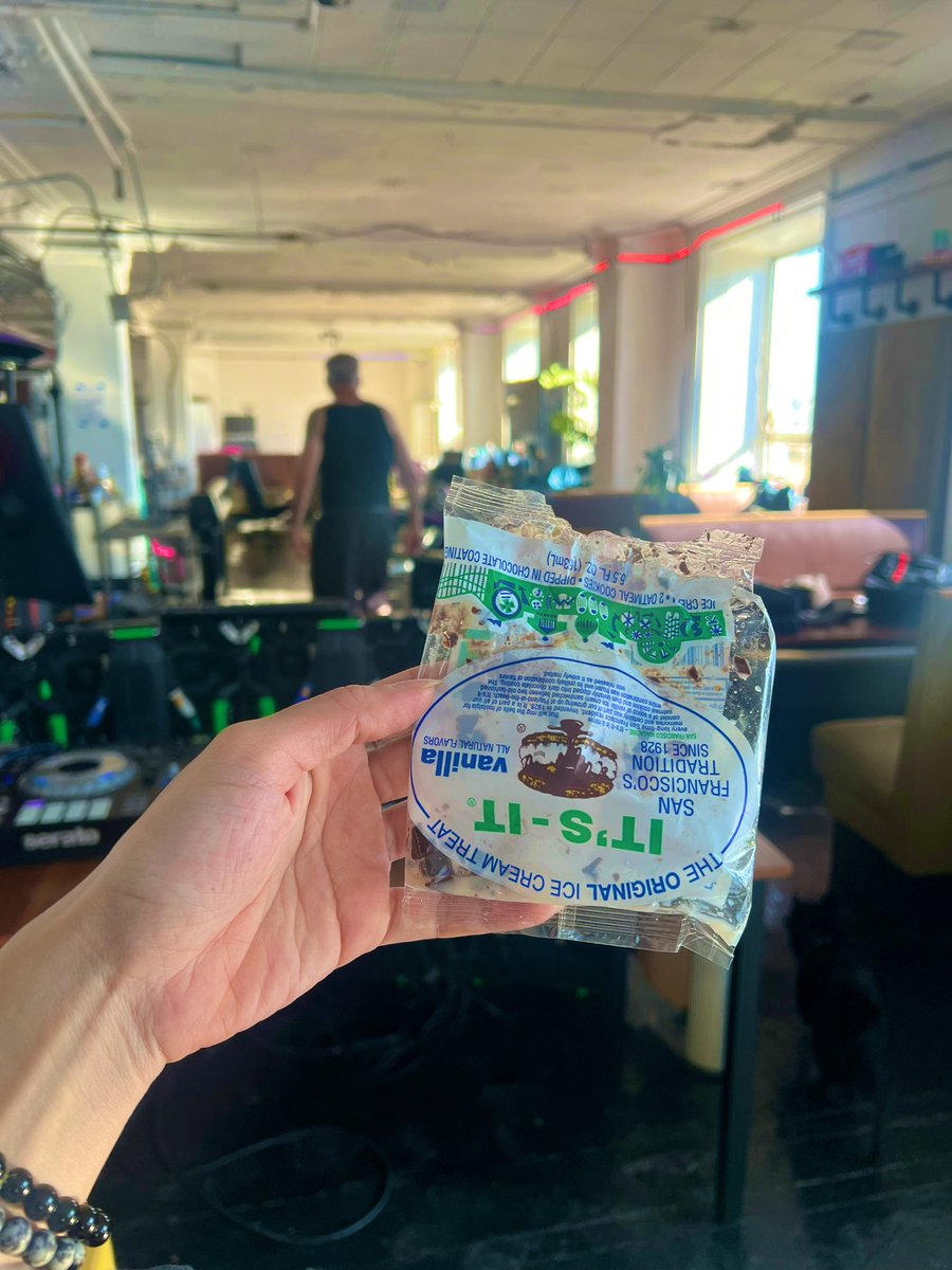 sarah א tweet media