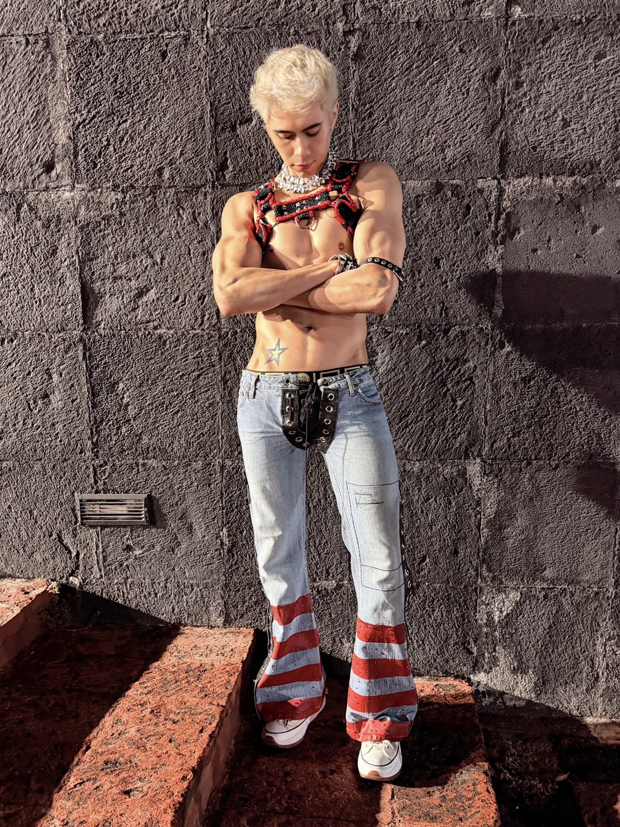 versacecoconuts's tweet image. V is for vanity #xtina