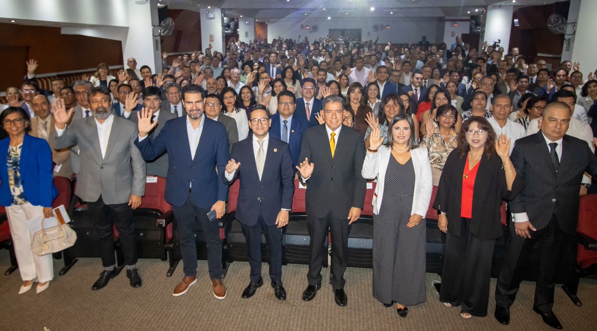 PlanificacionEc's tweet image. En #Lima participamos en el II Encuentro Anual de Directivos Públicos “Liderando la continuidad del Estado en contextos de cambio de gobierno”. El rol del directivo público en transiciones sociales, económicas y el apoyo de la tecnología para una gestión eficiente es fundamental.